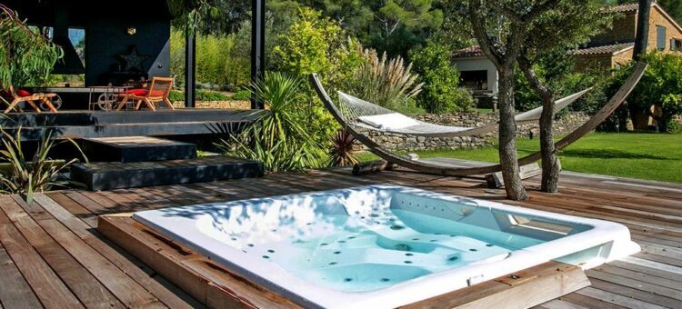 Installer un jacuzzi : que choisir, encastré ou posé ?